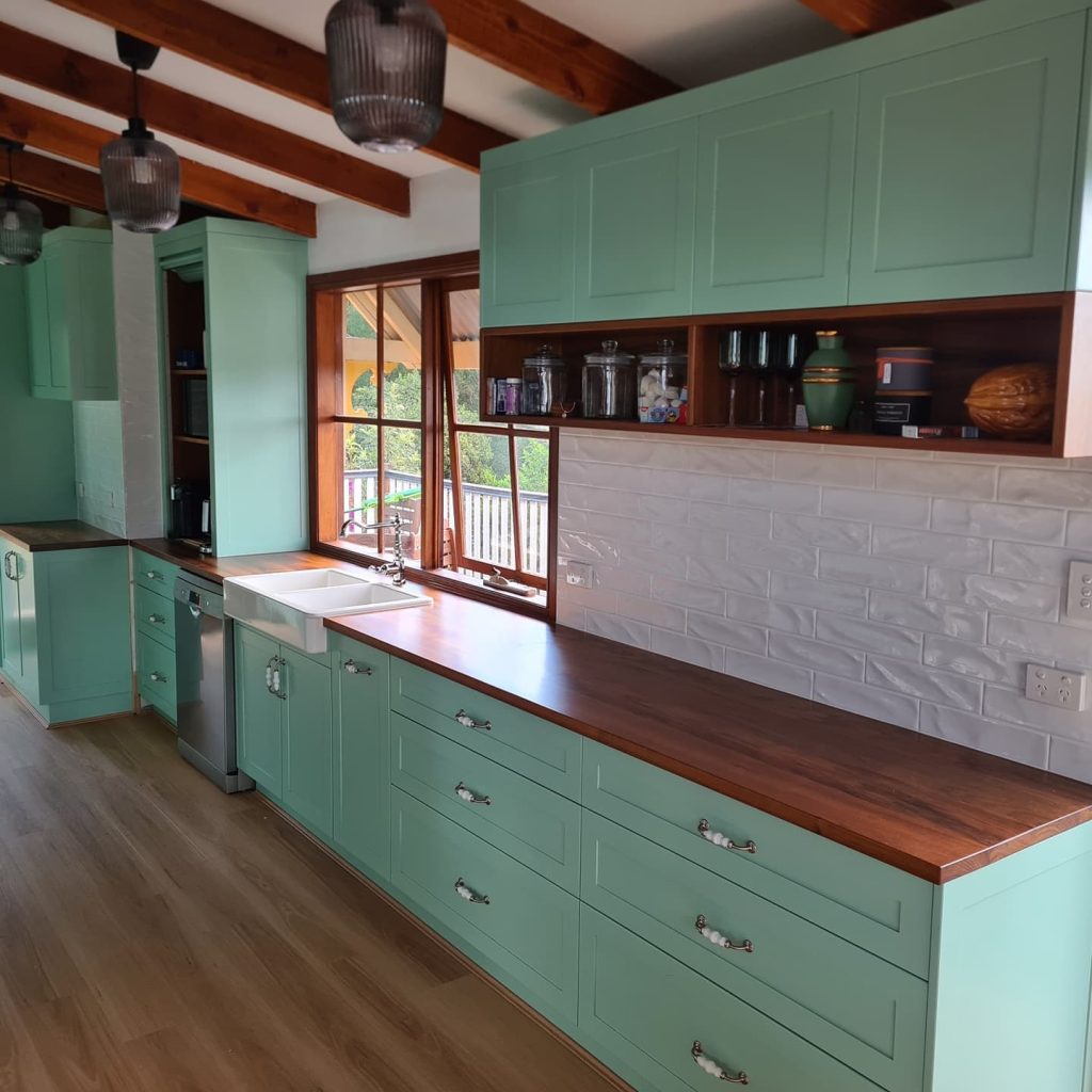 Country Kitchen Cabinets